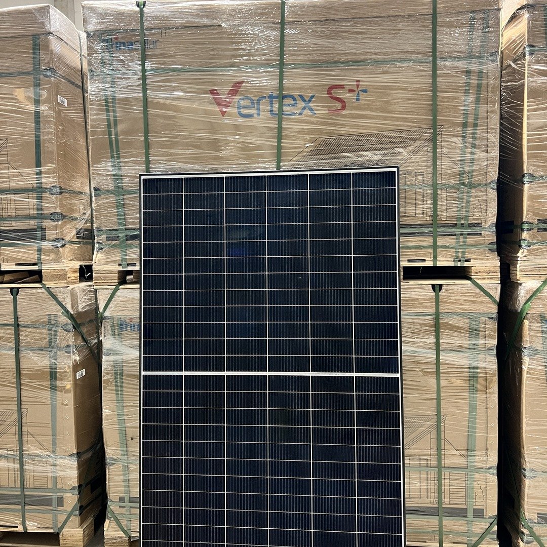 Trina Solar Vertex S+ 455W saulės modulis prie palečių sandėlyje Kaune